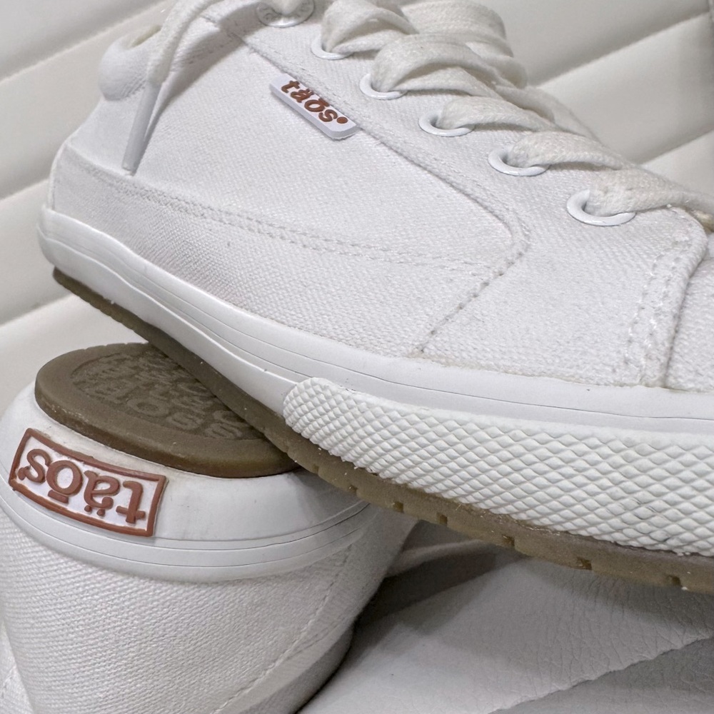 Taos Moc Star Sneakers Women’s Size 8.5 MST-13482A White Canvas